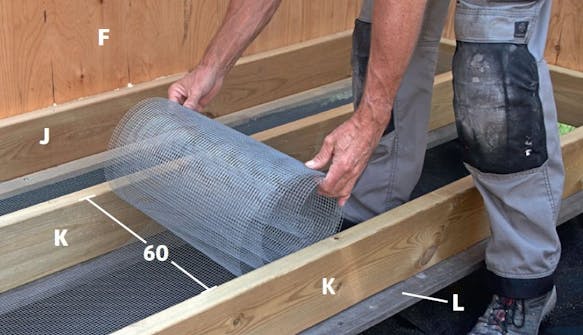 Nett legges mellom tilfarerne i isolert bod Finmasket nett legges mellom tilfarerne i isolert bod